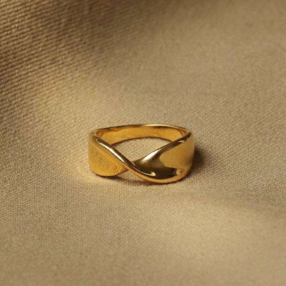 Elegant Gold Women's Ring